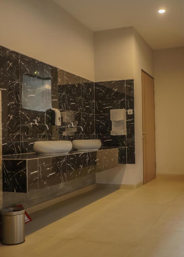 Front One King Hotel Tuban Tuban  ภายนอก รูปภาพ